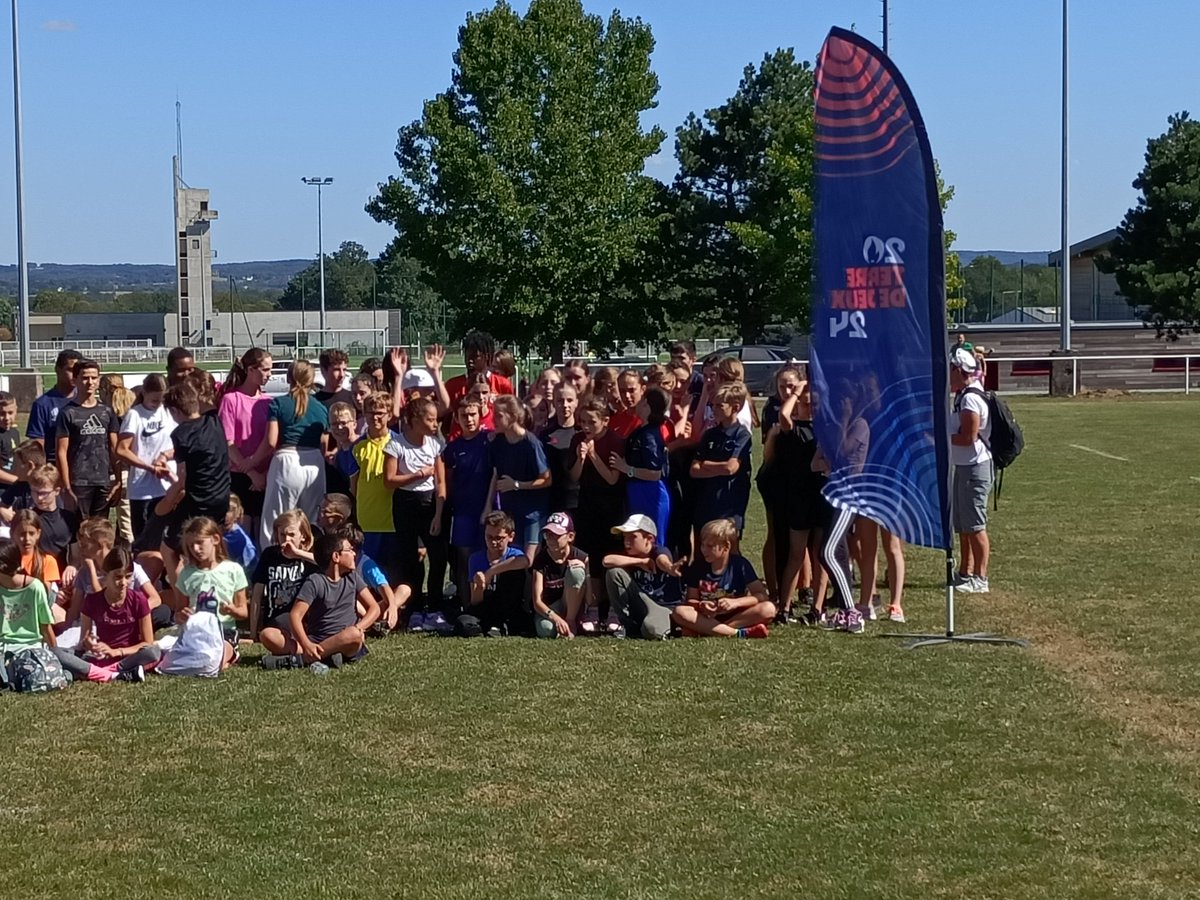 monsieurchrisbl's tweet photo. Le collège de Parsac participe à la #JNSS2023 à Guéret. Merci @CdosCreuse @Departement_23 @aclimoges @Dsden23 pour cette très belle organisation ! https://t.co/3xaEgkCjwf