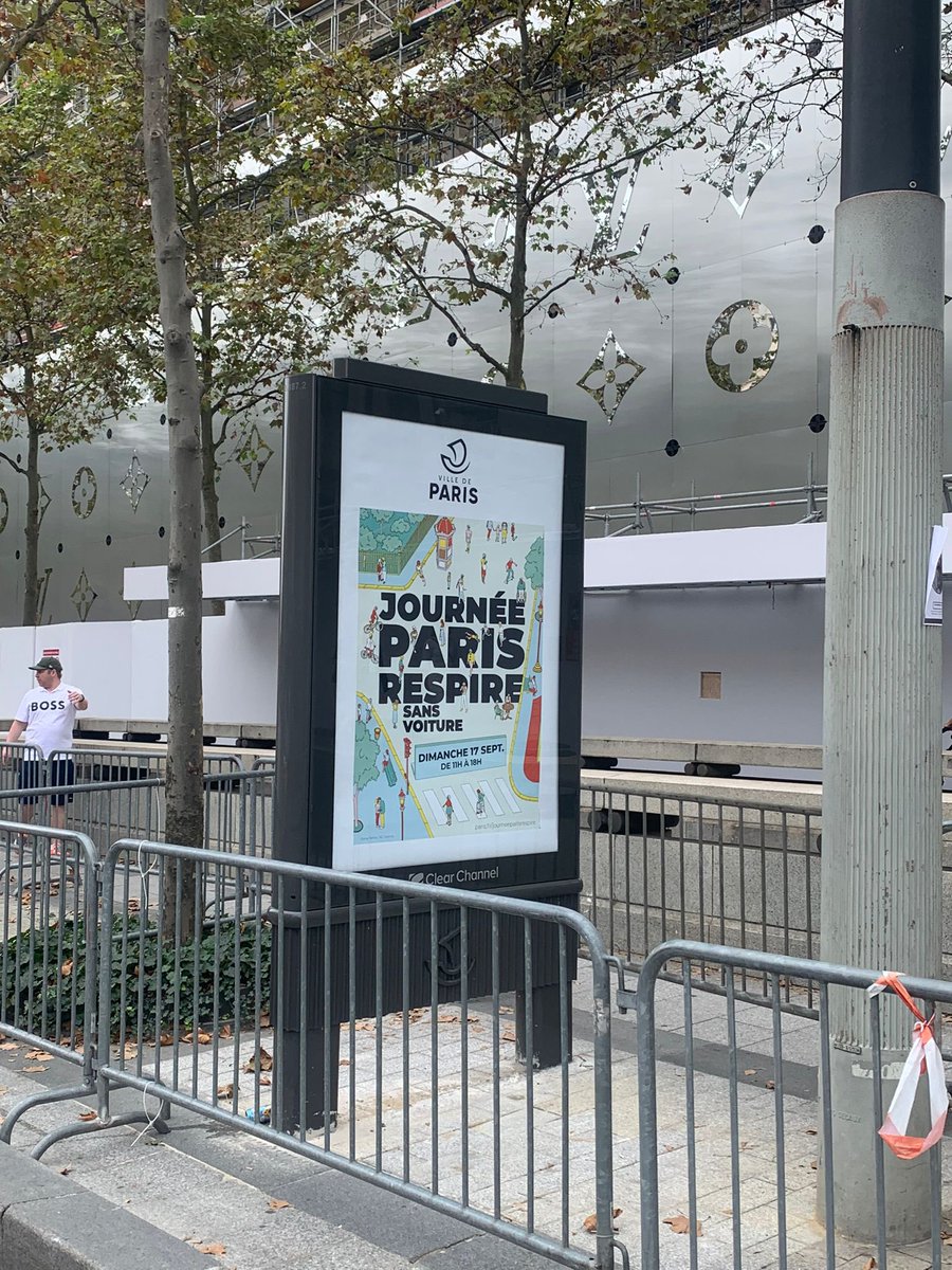 AntoineCostes's tweet photo. Utilisation déplorable et manipulation par des fake News par la ville de Paris pour sa soi disante «  Paris sans voitures » qui ne concerne que les Champs Elysées dans la réalité. https://t.co/nuTBcFsoS6
