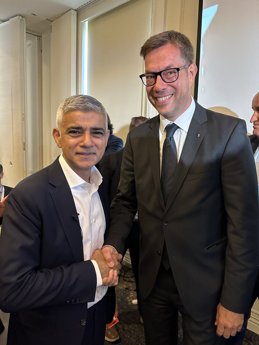 chhoch's tweet photo. Eine besondere Freude, @MayorofLondon Sadiq Kahn in New York zu treffen und uns über Verbindendes unserer Städte auszutauschen.
#StrongCitiesSummit #NewYorkCity https://t.co/s2mf5GA2fG