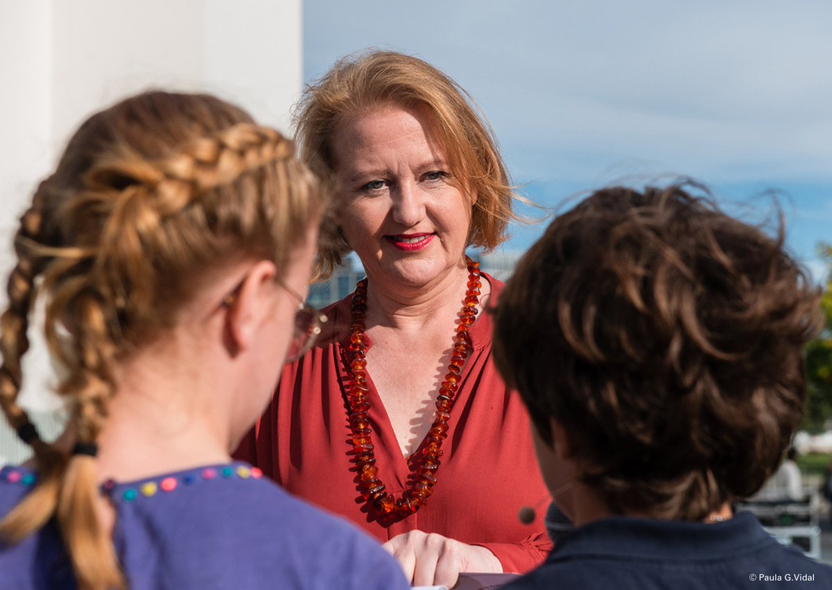 Heute jung zu sein bedeutet, täglich mit Krisen, Unsicherheit und Zukunftssorgen konfrontiert zu sein. Darauf haben wir heute in Anwesenheit von Familienministerin @LisaPaus aufmerksam gemacht. Schüler*innen aus Berlin präsentierten dabei ihren Kinderrechte-Song. #Weltkindertag