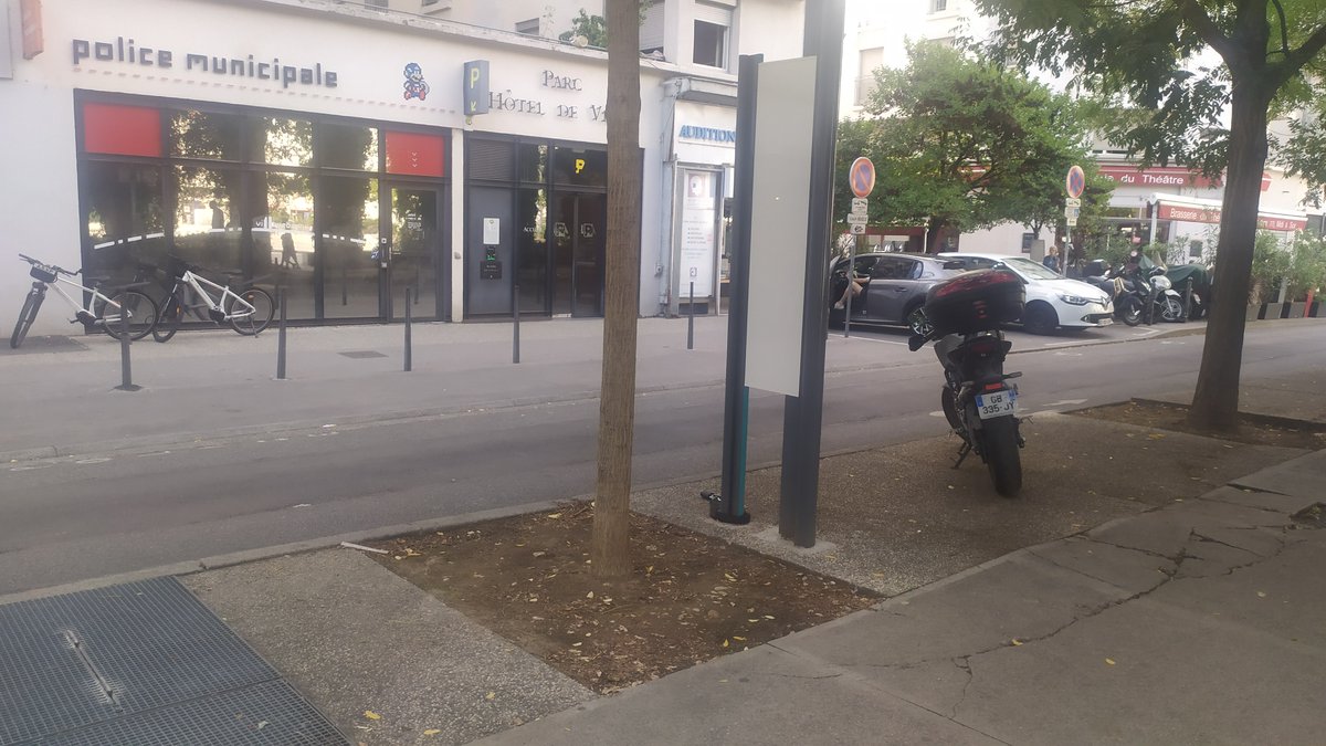 Si vous voulez savoir si le stationnement sur trottoir est toléré @villeurbanne : les motos se garent sur le trottoir devant la police municipale.
Une réaction <a href="/SCHLOSSERPauli1/">SCHLOSSER Pauline</a> ? 
<a href="/raslescoot/">Ras Le Scoot</a>