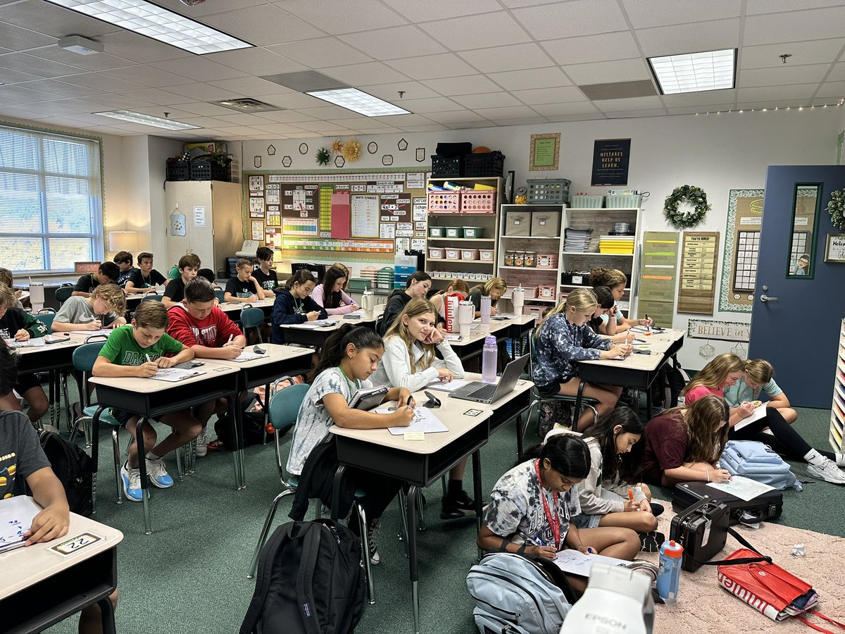 Standing room only for test review tutorials this morning! #mathrocks <a href="/EubanksDragons/">Eubanks Intermediate</a>