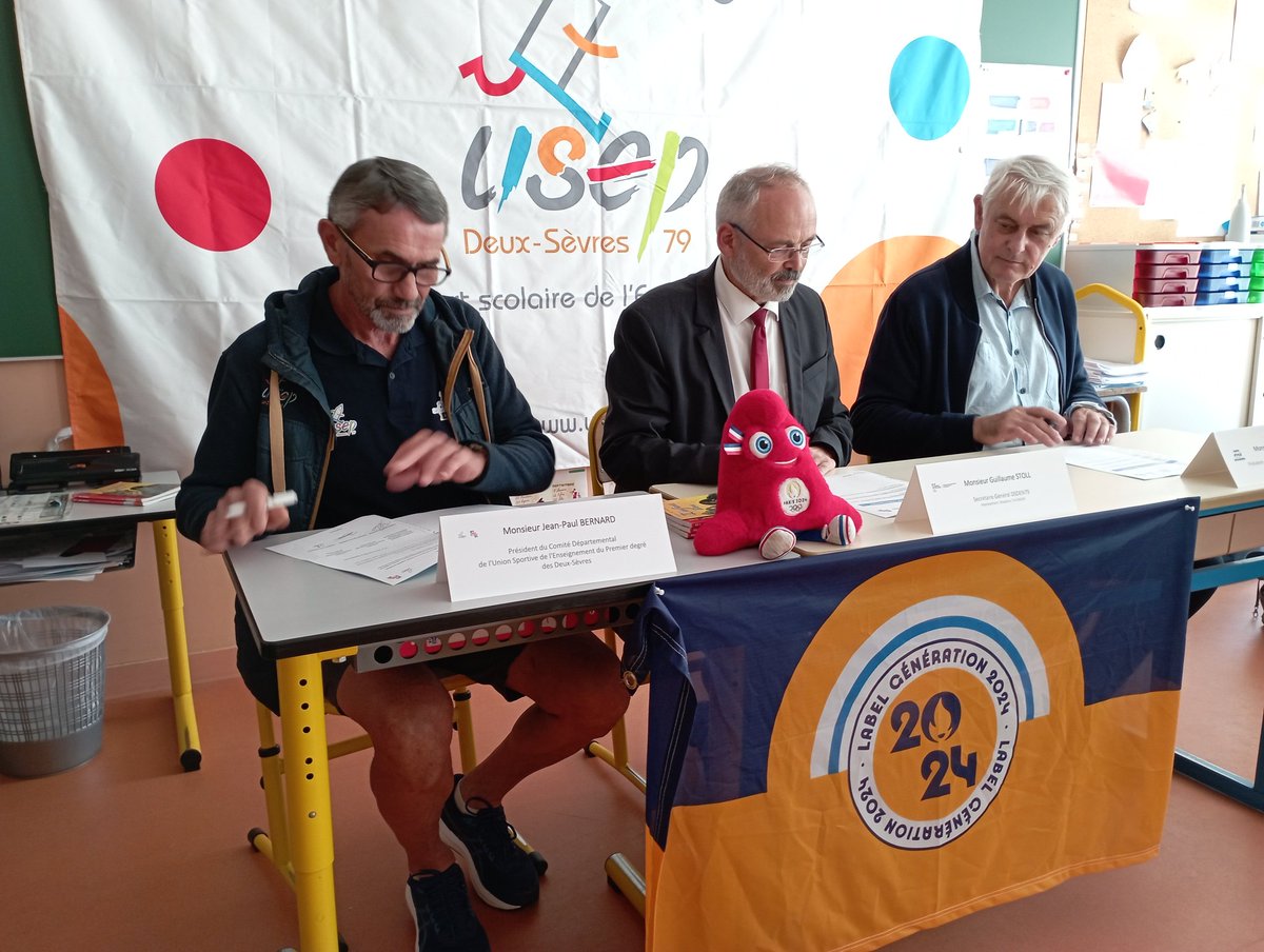 usep_79's tweet photo. La #JNSS2023 est aussi l'occasion de signer les conventions avec la @DSDEN79 et les comités départementaux @FFAthletisme, @ffgymnastique et @FFVelo_officiel.
L'école labellisée génération 2024 a reçu la mallette "sport scolaire et olympisme" https://t.co/TWiW5ayJrl