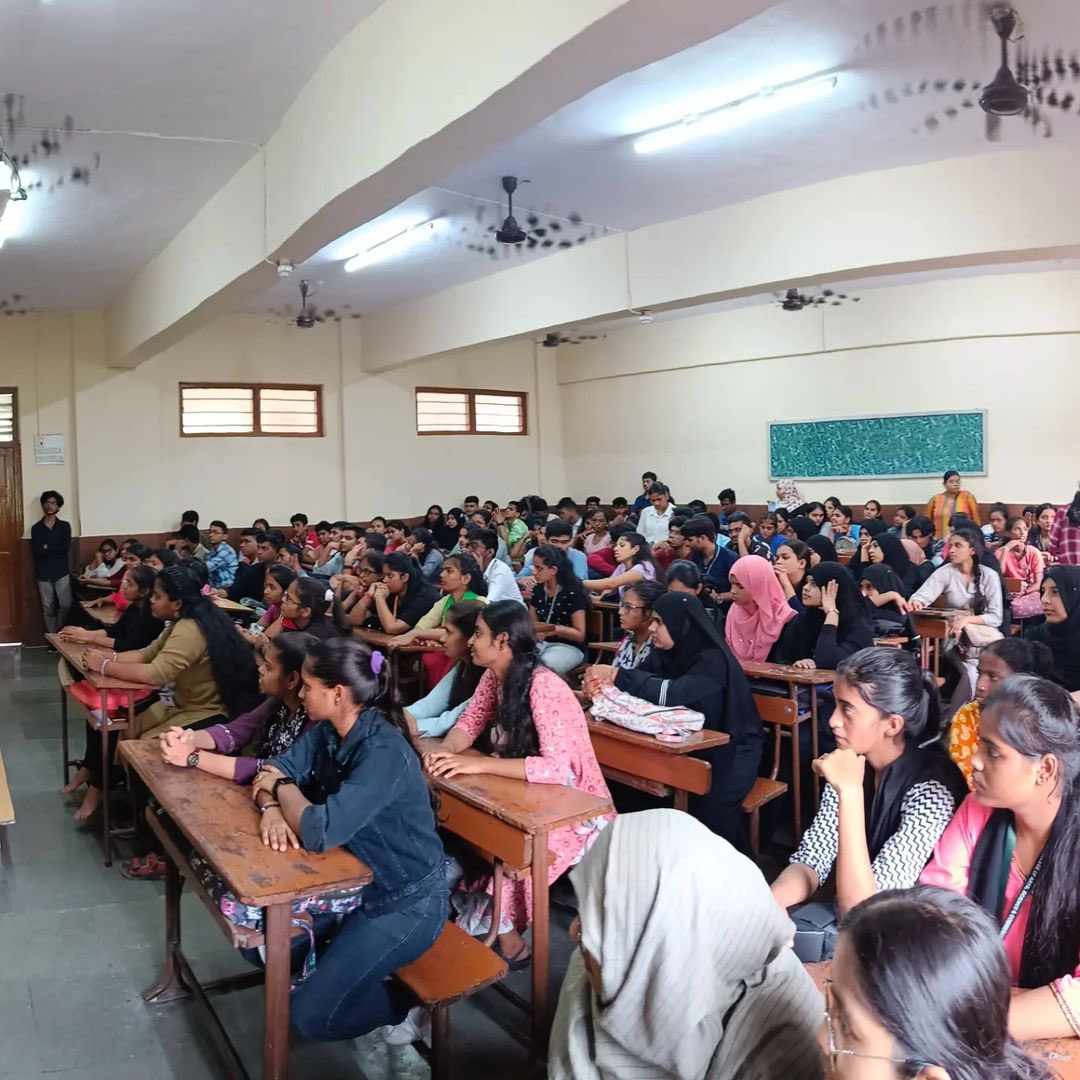 POS_Muse's tweet photo. Our recent #SustainableMenstruation session was with our Muse Ratnam movie club where we had a huge turnout of inquisitive young students. 

The batch was a mix of both #menstruators and non-menstruators yet the students were equally eager to learn about the topic. 

1/2 https://t.co/n0Tr0k4YRJ