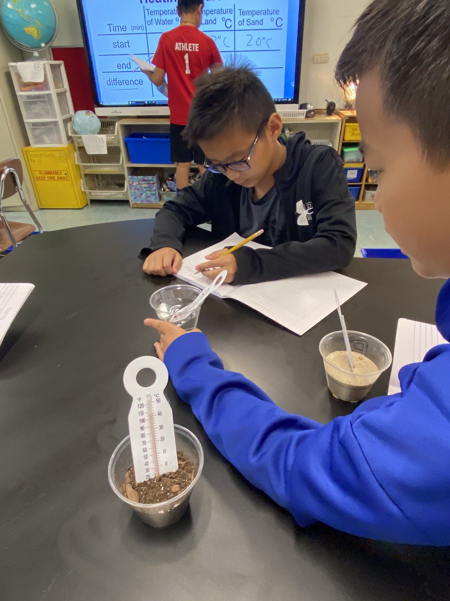 MsCelicsClass's tweet photo. Investigation time in the science lab! 🌡️ today we are collecting data on whether land or water heats up faster under a heat lamp with @laurie_oddo https://t.co/UNztSzd6FO