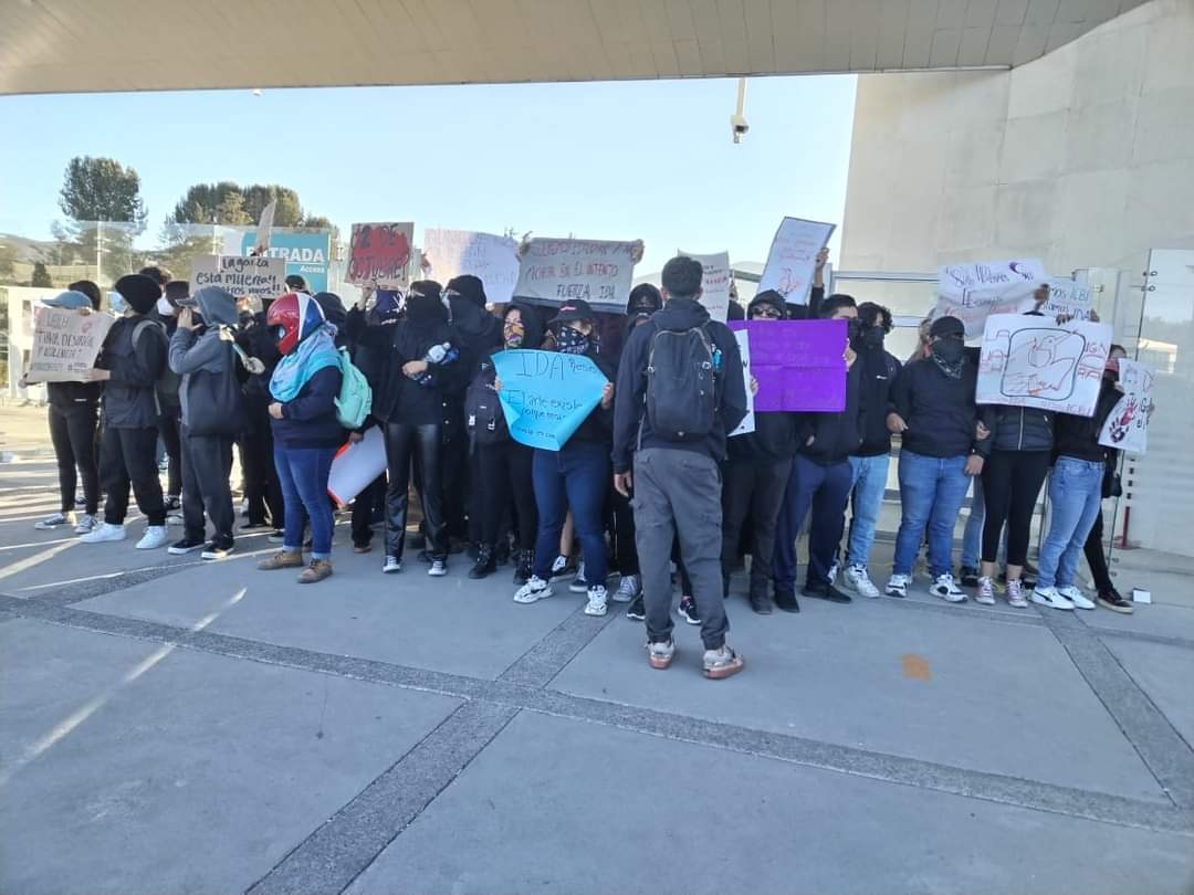 dalienigenaa's tweet photo. ICEA, ICBI, ICSA, ICSHU, SE PRONUNCIAN EN APOYO  A LOS ESTUDIANTES DEL IDA. LOS ESTUDIANTES LUCHAN POR SUS DERECHOS, LOS ESTUDIANTES NO LE TIENEN MIEDO A LA REPRESIÓN DE LA UNIVERSIDAD #UAEH ¿YA VAS A ESCUCHAR? https://t.co/WGdS8Zio0m