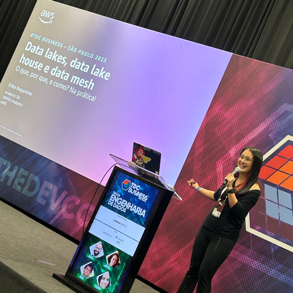 Trilha de #DataEngineering começando no <a href="/TheDevConf/">TDC 2024 🚀🤓🥰</a> SP com a <a href="/erikanagamine/">Erika Nagamine</a> falando sobre #DataLake, #Lakehouse e #DataMesh. Tá incrível!