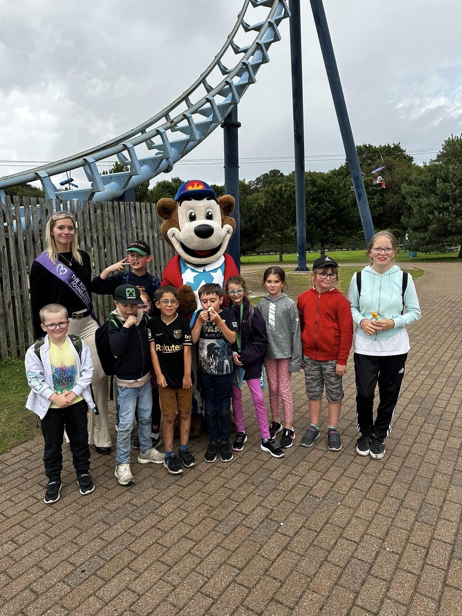 A fantastic day out for many of the children at the end of the summer holidays. For many it was their first time at a theme park. Thank you to @HappyDays_UK and The Top Model Foundation. Smiles all around! 🎢🎡