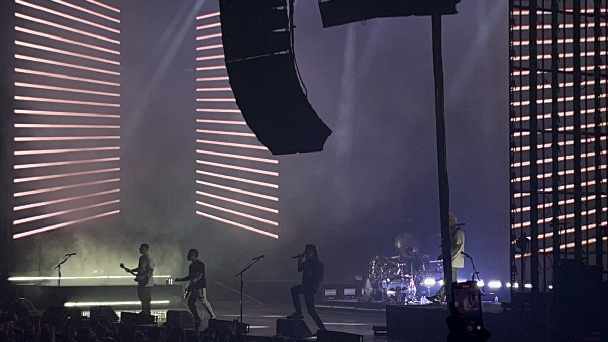 lacyyy_m's tweet photo. AvX7 show last night https://t.co/LEwGiqkfQJ