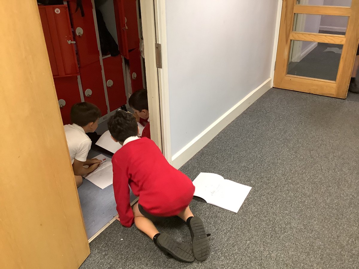 Barfordstpeters's tweet photo. Year 4 have been investigating different sound sources around our school. It was hard as every class was working very quietly! #bspScience https://t.co/Nxqs3Ttsi8