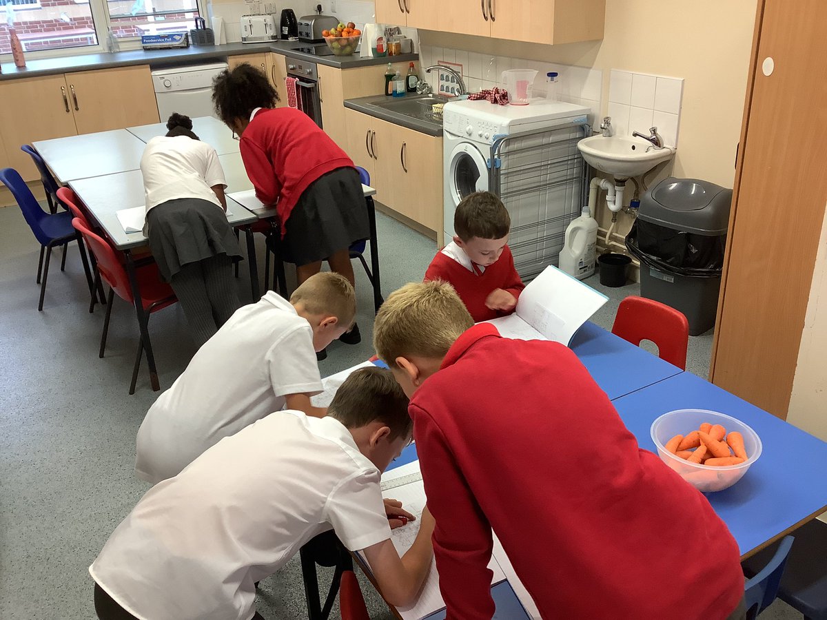 Barfordstpeters's tweet photo. Year 4 have been investigating different sound sources around our school. It was hard as every class was working very quietly! #bspScience https://t.co/Nxqs3Ttsi8