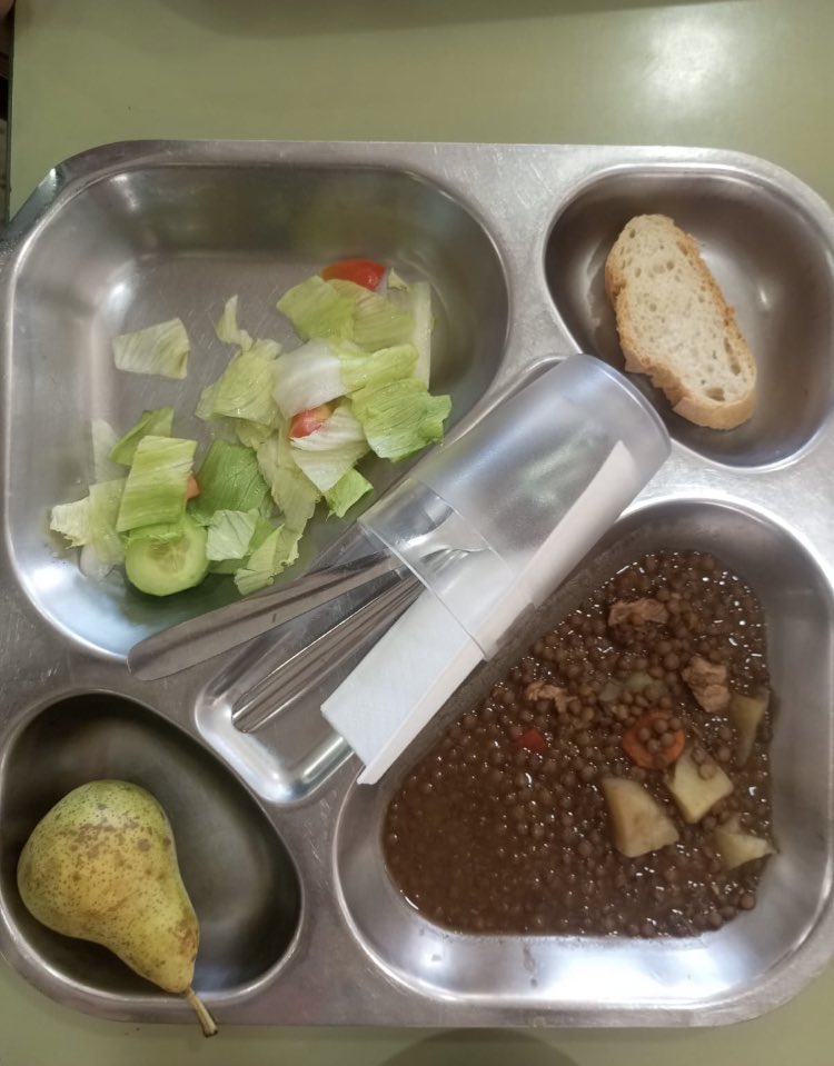 ¿Cuánto pagarían por esta 👇 bandeja de comida? 
Pues las familias murcianas están pagando entre 4 y 5 € por niño en colegios públicos. El precio varía en función de si hay más o menos comensales en el comedor escolar. Y sin descuentos de ningún tipo para familias numerosas.