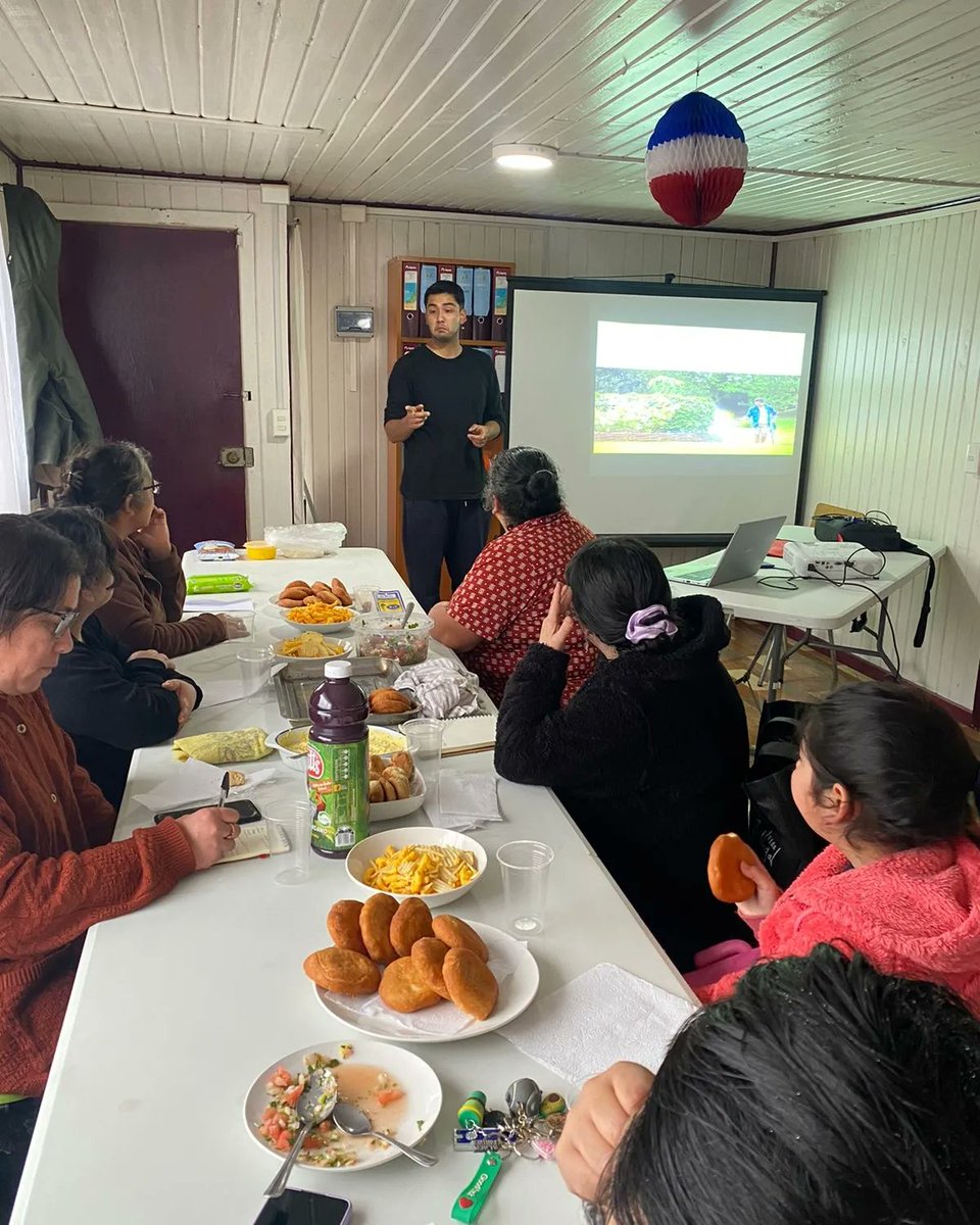 mi_estacion's tweet photo. 👉 Con un compartir, se realizó el pasado viernes una nueva sesión del taller de #JardineríaDomiciliaria 🌻

👉 Durante la instancia, las usuarias aprendieron a realizar #Bokashi, que es un abono orgánico sólido, producto de un proceso de fermentación. 

@barrios8va 
@canetemuni https://t.co/1EoWy6V13I