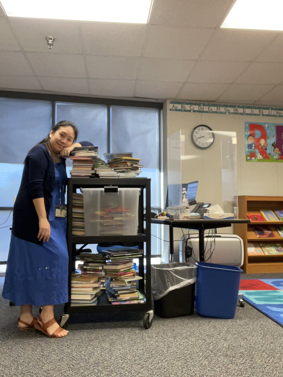 LibraryLife_VW's tweet photo. When the simple incentive to returning library books is to checkout other books, the students did not hesitate! It brings me joy to witness their โค๏ธfor ๐ #kidslovetheirbooks #weloveourlibrary #booksbooksbooks @HISDLibraryServ @ValleyWestEs https://t.co/64HTG9TeYL