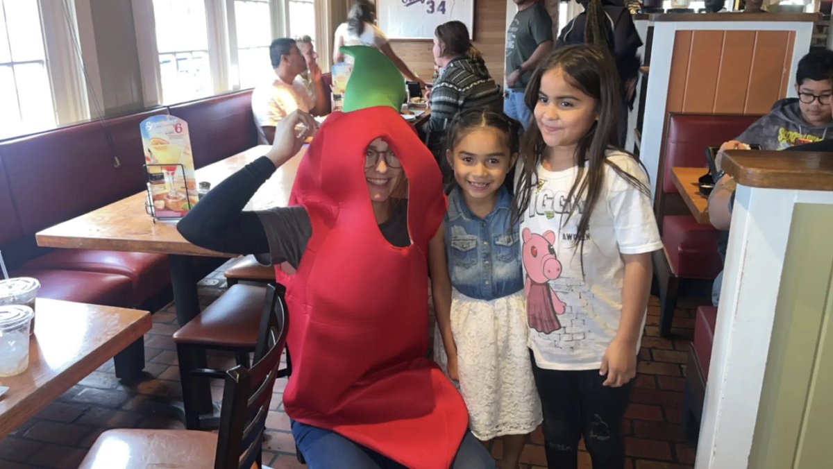 Mrs. Chilihead came to visit Liliana & Italia for their birthday last night!!! #chilislove #playrestaraunt 🌶️❤️ Happy Chili Birthday ladies!! #loveourguests #gooooGWAP ! ✨✨✨