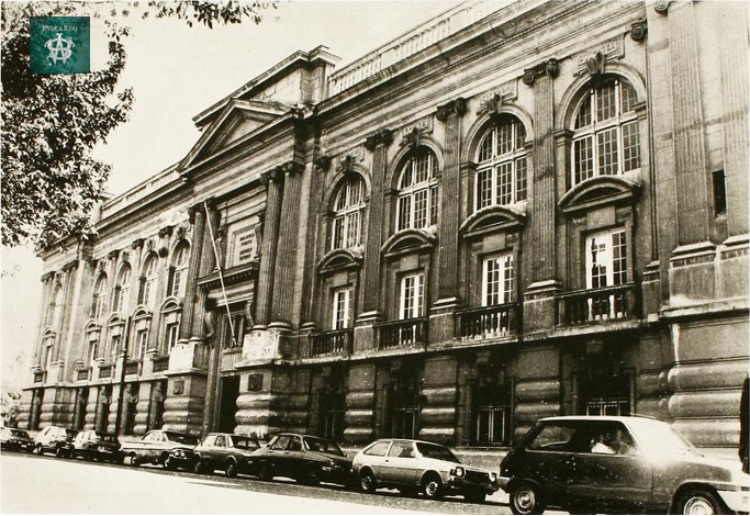 La hermosa @biblioseverin en los años 80. Para cuántos de nosotros que @se_noscayo fue lugar frecuente para nuestras tareas escolares. Hoy también nos permite investigar más a fondo la historia de S. Wanderers. Seguramente @VeoAutos también disfrutará esta foto. 😃