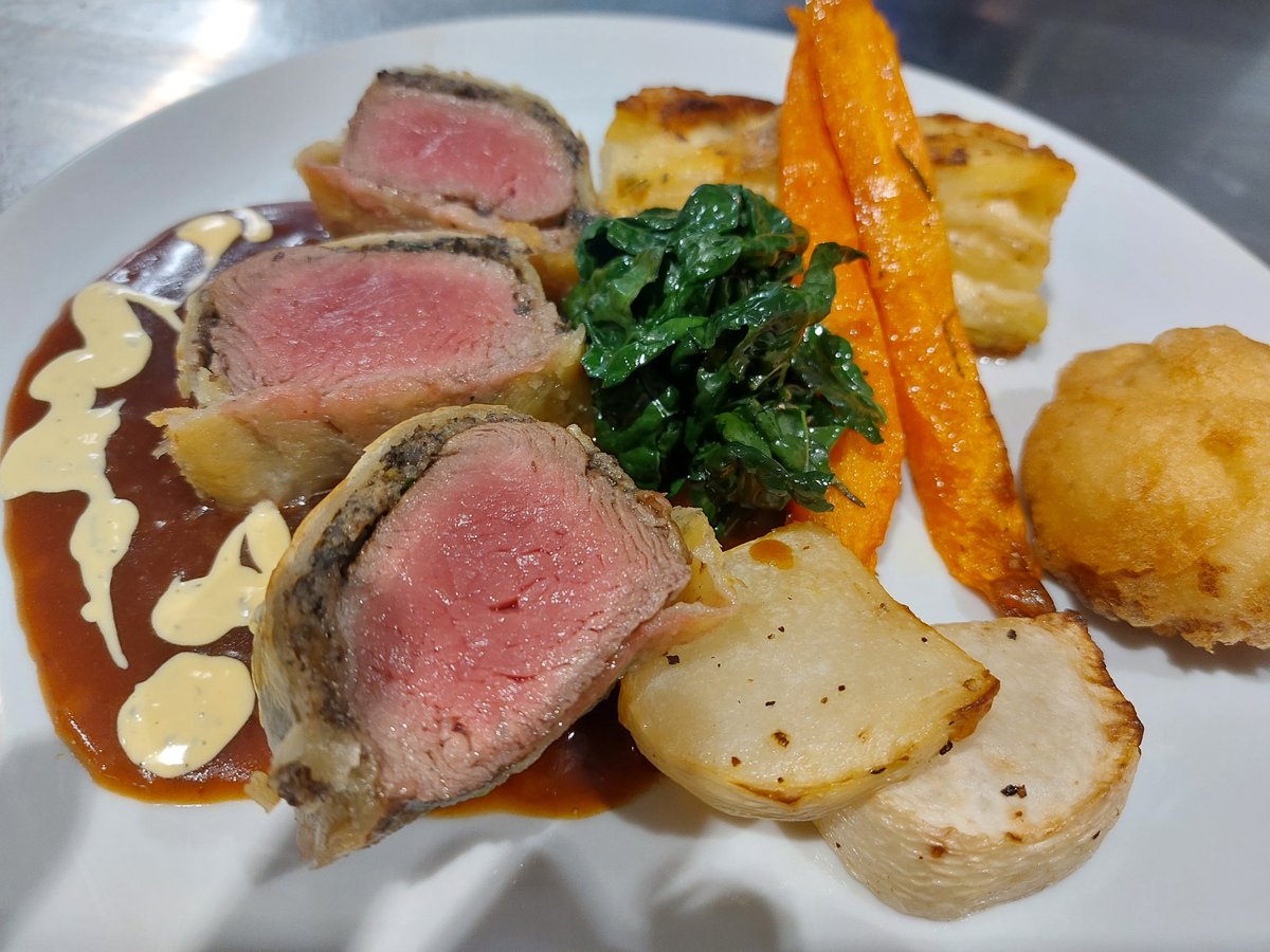 The return of AUTUMN sees the return of Classic favourites on our specials like this Fillet of Beef Wellington with dauphinoise potatoes ,red wine and bearnaise sauces . 🐄🍷