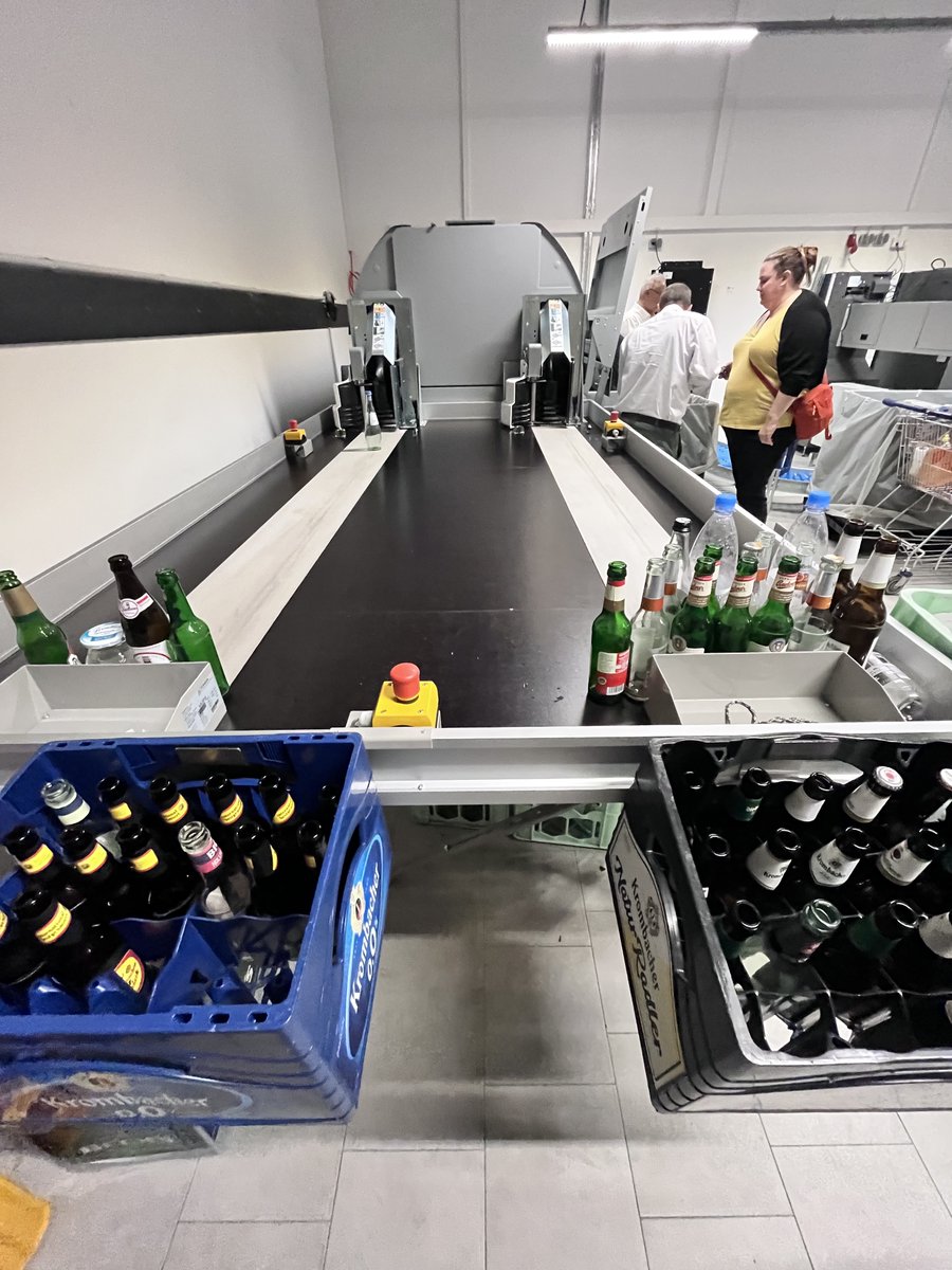 reloop_platform's tweet image. 🌍Reloop&apos;s Europe #Reuse Tour: German Highlights🇩🇪

Day 1 showcased the life cycle of a #refillable mineral water bottle, from production to supermarket shelves, while Day 2 provided insights into brewery beer washing and filling lines.

Stay tuned for more from our journey!🌱