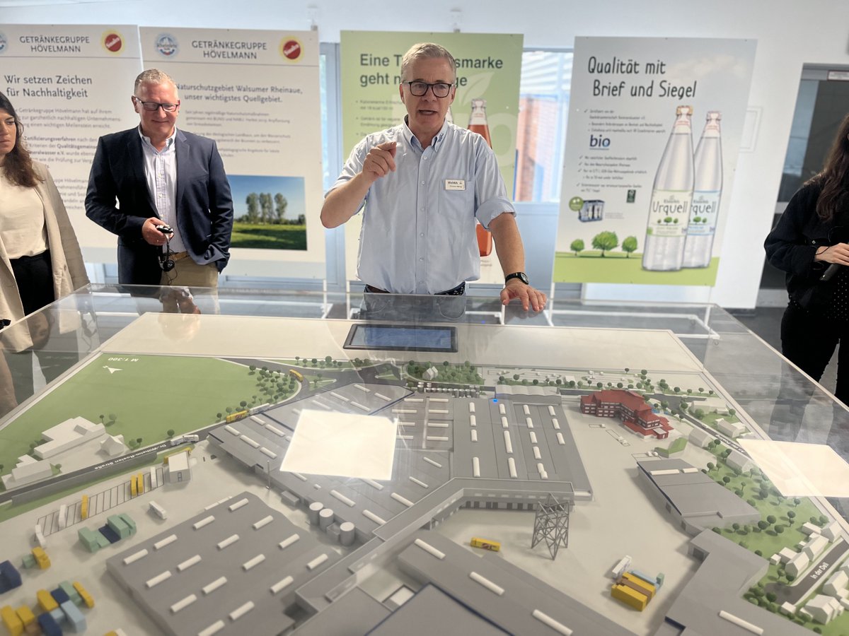 reloop_platform's tweet image. 🌍Reloop&apos;s Europe #Reuse Tour: German Highlights🇩🇪

Day 1 showcased the life cycle of a #refillable mineral water bottle, from production to supermarket shelves, while Day 2 provided insights into brewery beer washing and filling lines.

Stay tuned for more from our journey!🌱