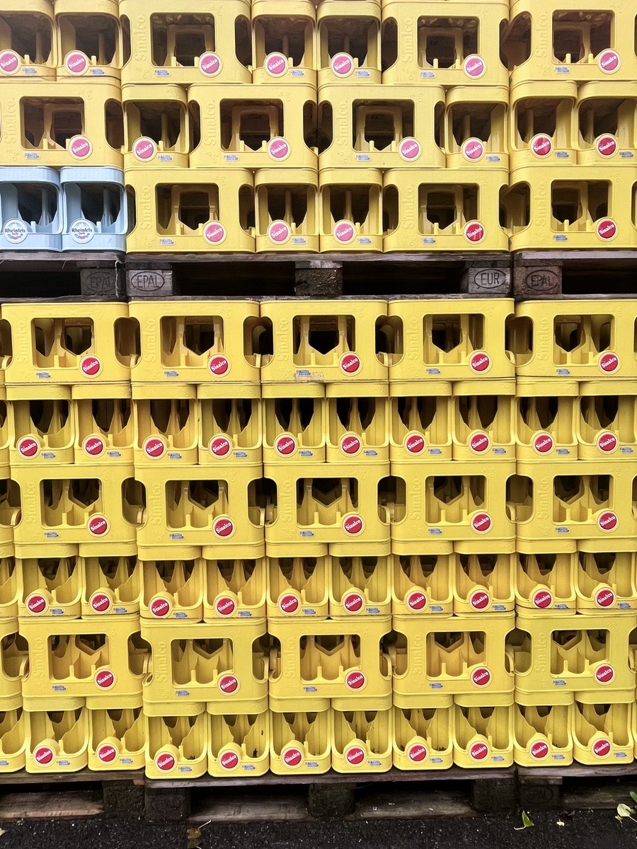 reloop_platform's tweet image. 🌍Reloop&apos;s Europe #Reuse Tour: German Highlights🇩🇪

Day 1 showcased the life cycle of a #refillable mineral water bottle, from production to supermarket shelves, while Day 2 provided insights into brewery beer washing and filling lines.

Stay tuned for more from our journey!🌱