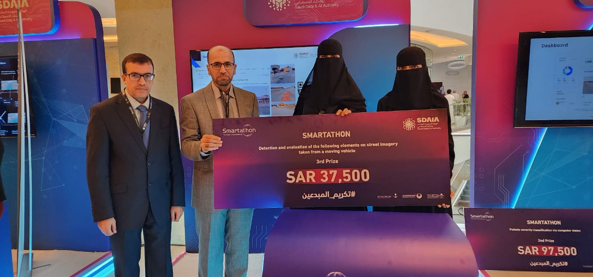elgibreen's tweet photo. بفضل من الله تم اليوم تكريم فريقنا لفوره في مسابقة السمارتاثون التي نظمتها @SDAIA_SA بالتعاون مع @RCRCSA  @MOMRA_Gov والتي شارك بها أكثر من 16 الف مشارك.

فكل الشكر والتقدير للفريق المتميز ا.د.يعقوب بازي، ا.د.محمد رحال، و @lailabashmal والذي كان لهم كامل الفضل بعد الله بالفوز. https://t.co/4DAhcJiKeJ