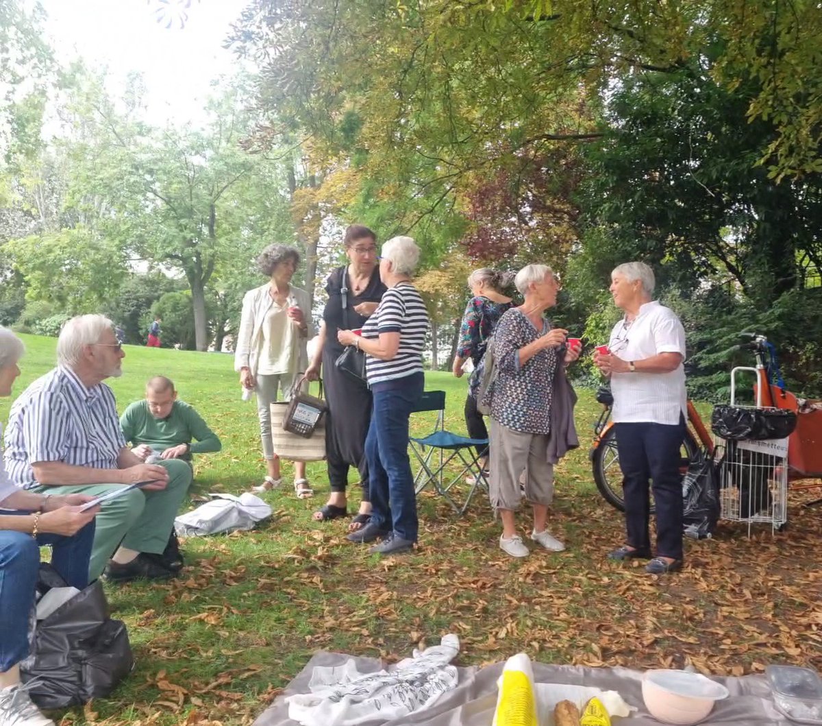 LTransmetteurs's tweet photo. Pique-nique de rentrée des Transmetteurs ce dimanche 17 septembre au Parc Montsouris.
Plaisir de se rencontrer, d'échanger, de se retrouver et de partager un moment convivial.

Merci à Soreya OULMAS, directrice du 115 de Paris, d'être passée nous voir 😊 https://t.co/LNrfym5dZk