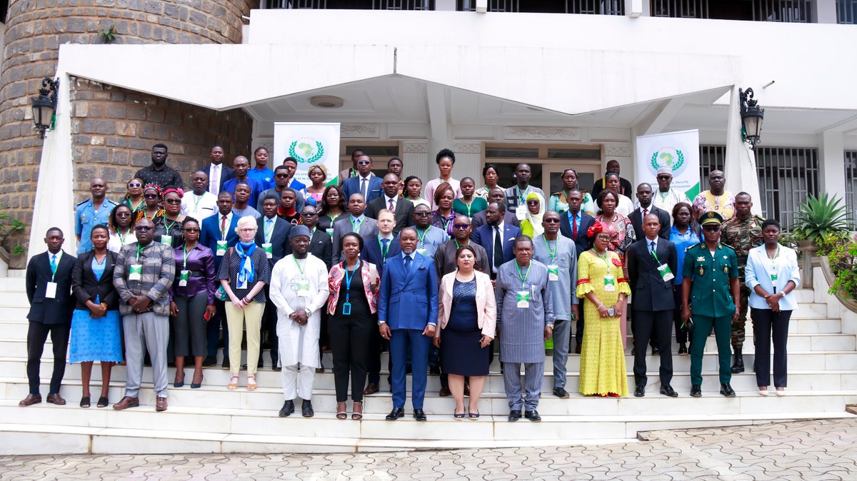 I was honored to co-preside the opening of the Strategic Dialogue organized w the Ministry of External Relations to celebrate the IPD in Cameroon in the presence of the UN, Diplomatic missions, state ministries &amp; diverse national institutions &amp; CSOs.
#YIID
#Dialogue4peace