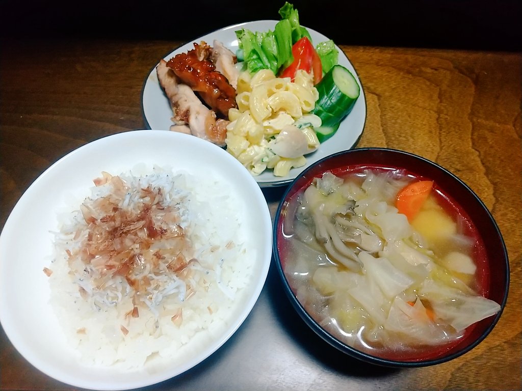 Lotus_Bangohan's tweet photo. マカロニサラダを作るときは無意識にPerfumeのマカロニを口ずさんでしまう。これくら���いの感じでたぶんちょーどいいよね♪

鳥の照焼き
トマトとレタス
マカロニサラダ
キュウリのぬか漬
しらすご飯
野菜スープ

#おうちごはん
#映えないボクの晩ごはん https://t.co/sN7q3qQ2V2