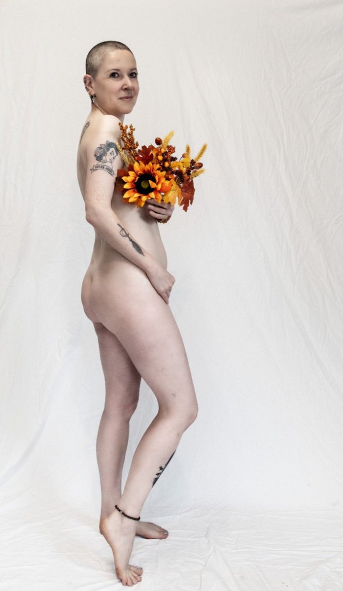 baldtreehugger's tweet photo. Happy mid week, autumn flowers for a gloomy day here ! #HappyHumpDay #humpday #naturism #lifemodel #artnude #inkedmodels #baldbychoice #baldwomam #over40model https://t.co/CyfmRz2ctK