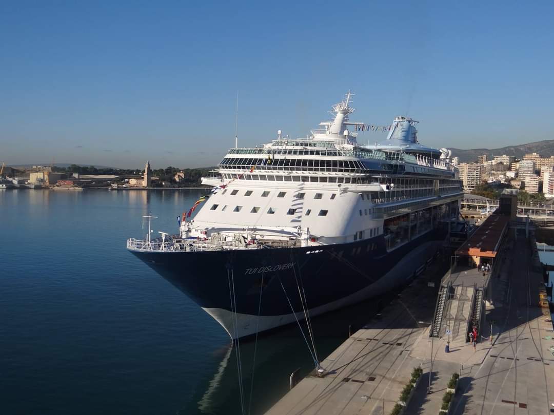 nauticallyspeak's tweet photo. Marella Cruises #MarellaDiscovery as #TUIDiscovery back in 2017 in a warm and sunny Palma de Mallorca.
Have you sailed on her? We did when she was #SplendouroftheSeas with @RoyalCaribbean in 1997.
#marella #tui #discovery #splendour #palma #mediterranean #nauticallyspeaking https://t.co/hjJxhEqo77