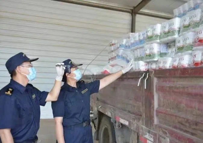 Гоё мэдээ байна 🤩

Монгол улсын улаан буудайн гурил ачсан ачааны машин 9-р сарын 15-ны өдөр Эрээн боомтоор анх удаа амжилттай нэвтэрсэн  байна. Мөн Хятад дахь Монгол Улсын гурилын импортын бизнес албан ёсоор эхэлснийг харуулж байгаа юм байна. 

Сая гарсан улаан буудайн гурил нь