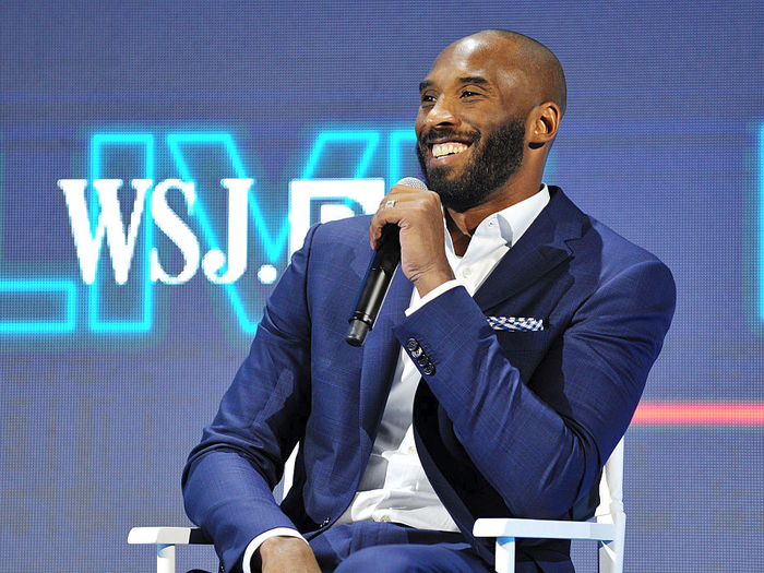 RitmoNba's tweet photo. En 2014, Kobe Bryant hizo una de las mayores inversiones hechas por un atleta en la historia: compró acciones en una compañía de bebidas por $6M.

Al momento de venderlas, valían cerca de $400M.

¿Cómo sucedió? Te lo contamos en este hilo 🧵

Si te gusta, no olvides darle 🔁 o ❤ https://t.co/VcK7kvzPGb
