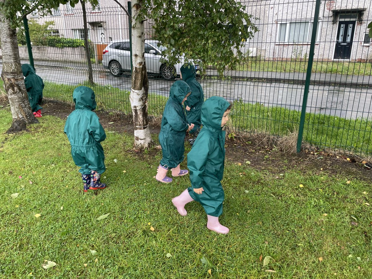 stasaphvp's tweet photo. ๐s braved the elements today for our Wild Wednesday session โ๏ธโ๏ธ we had to find leaves or sticks to make a star for our twinkle twinkle little star week โญ๏ธ we did an amazing job ๐ @_OLW_ #VPEC https://t.co/JtrtbP3nxv
