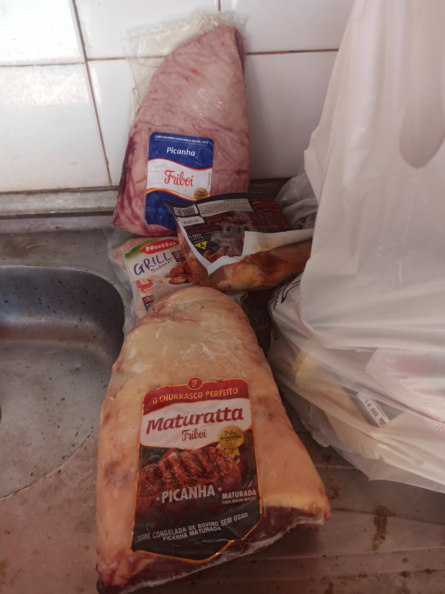 SamuelAraujod13's tweet photo. @FueraLula Acho que você não está se esforçando o suficiente, porque o petista aqui ta fazendo churrasco dia de quarta feira, comprando, picanha a R$ 59,90 o kg. https://t.co/WPDNFQQ5ji
