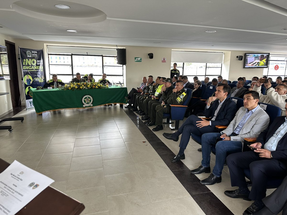 TransitoPolicia's tweet photo. Cundinamarca, Bogotá y Boyacá en nuestro ¡Encuentro Regional de Seguridad en el Transporte! Más de 70 empresas unidas para discutir estrategias de seguridad con la Dirección de Tránsito y Transporte. Juntos, trabajaremos para un transporte más seguro. 🚛👮‍♂️ #PlanChoque360 https://t.co/SSCarVsZCh