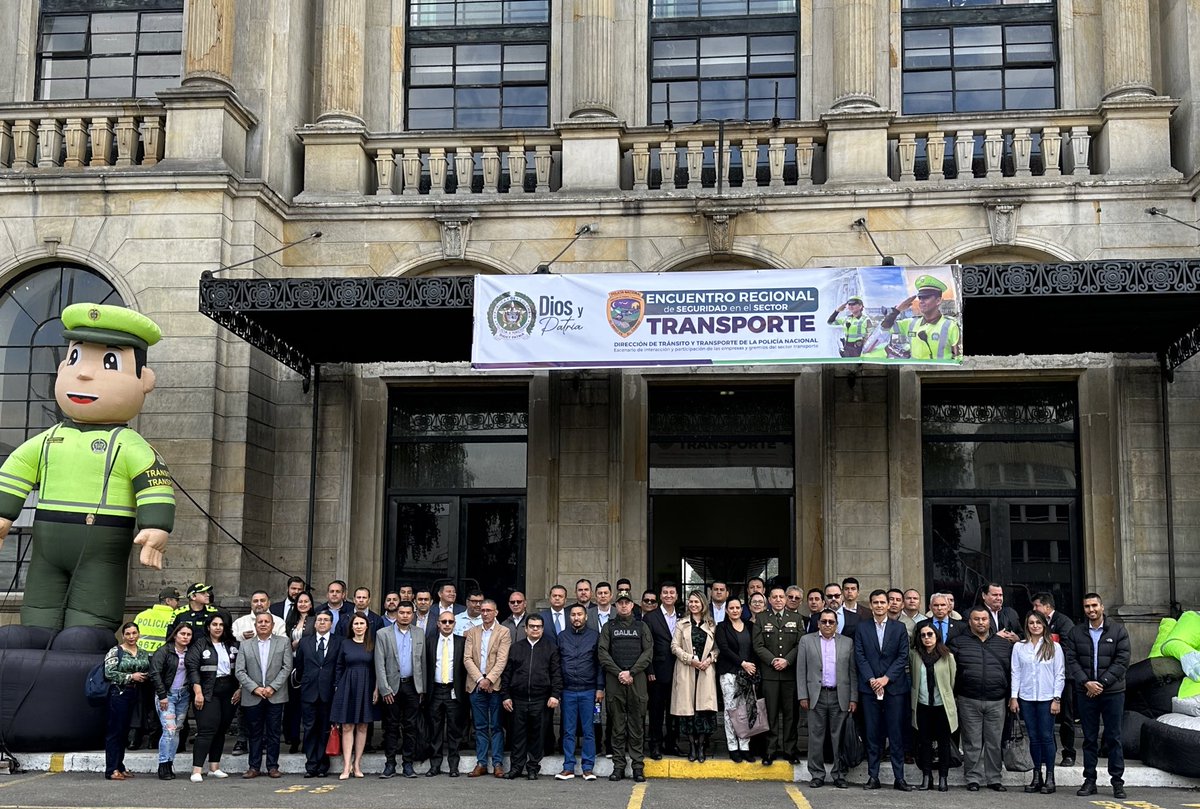 TransitoPolicia's tweet photo. Cundinamarca, Bogotá y Boyacá en nuestro ¡Encuentro Regional de Seguridad en el Transporte! Más de 70 empresas unidas para discutir estrategias de seguridad con la Dirección de Tránsito y Transporte. Juntos, trabajaremos para un transporte más seguro. 🚛👮‍♂️ #PlanChoque360 https://t.co/SSCarVsZCh