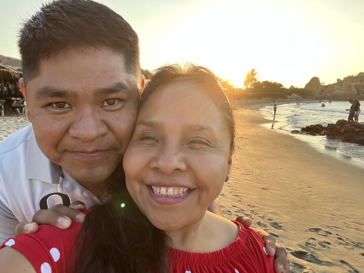 erasmooficial's tweet image. Muchas felicidades por tu cumpleaños chaparrita. Dios te permita seguir disfrutando de la vida, siempre con una sonrisa, sabiduría infinita, inteligencia y amor a la familia y así disfrutar juntos al lado de #Chuy y #Jos cada momento. 
Te amo,  por ser quien eres  🎈🎉🎊🍾 #Yesi