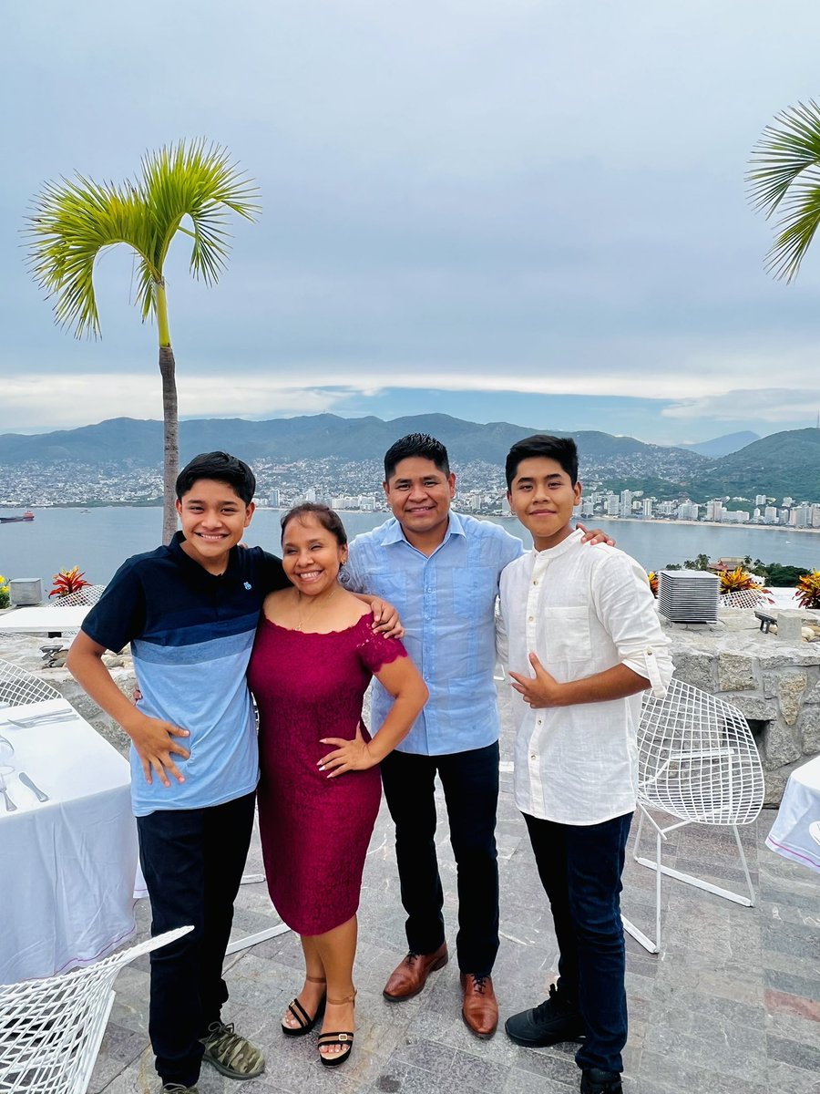 erasmooficial's tweet image. Muchas felicidades por tu cumpleaños chaparrita. Dios te permita seguir disfrutando de la vida, siempre con una sonrisa, sabiduría infinita, inteligencia y amor a la familia y así disfrutar juntos al lado de #Chuy y #Jos cada momento. 
Te amo,  por ser quien eres  🎈🎉🎊🍾 #Yesi