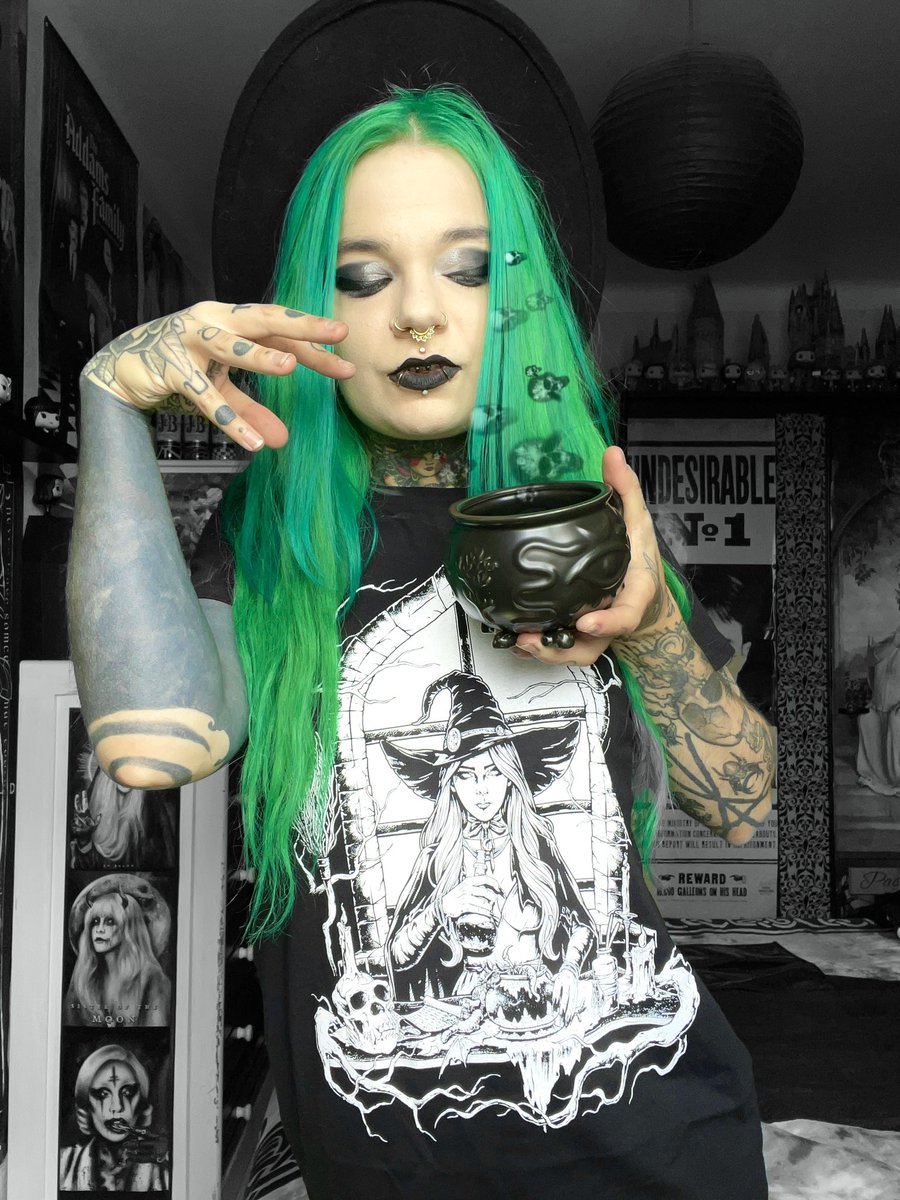 HerNameIsSpooky's tweet image. The witch is back 💀🪲