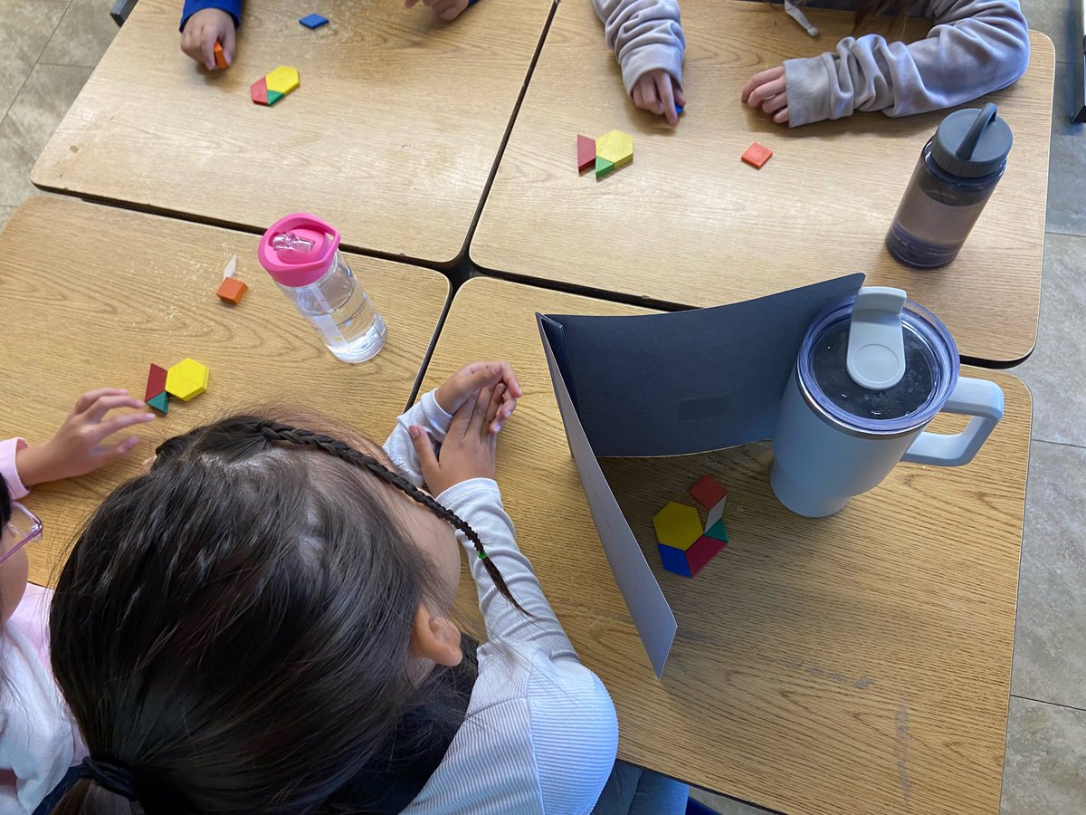 place_echo's tweet photo. Our 3/4 class is learning group work norms with the Master Designer Challenge! @GEDSB https://t.co/wM3AmX6ZqZ