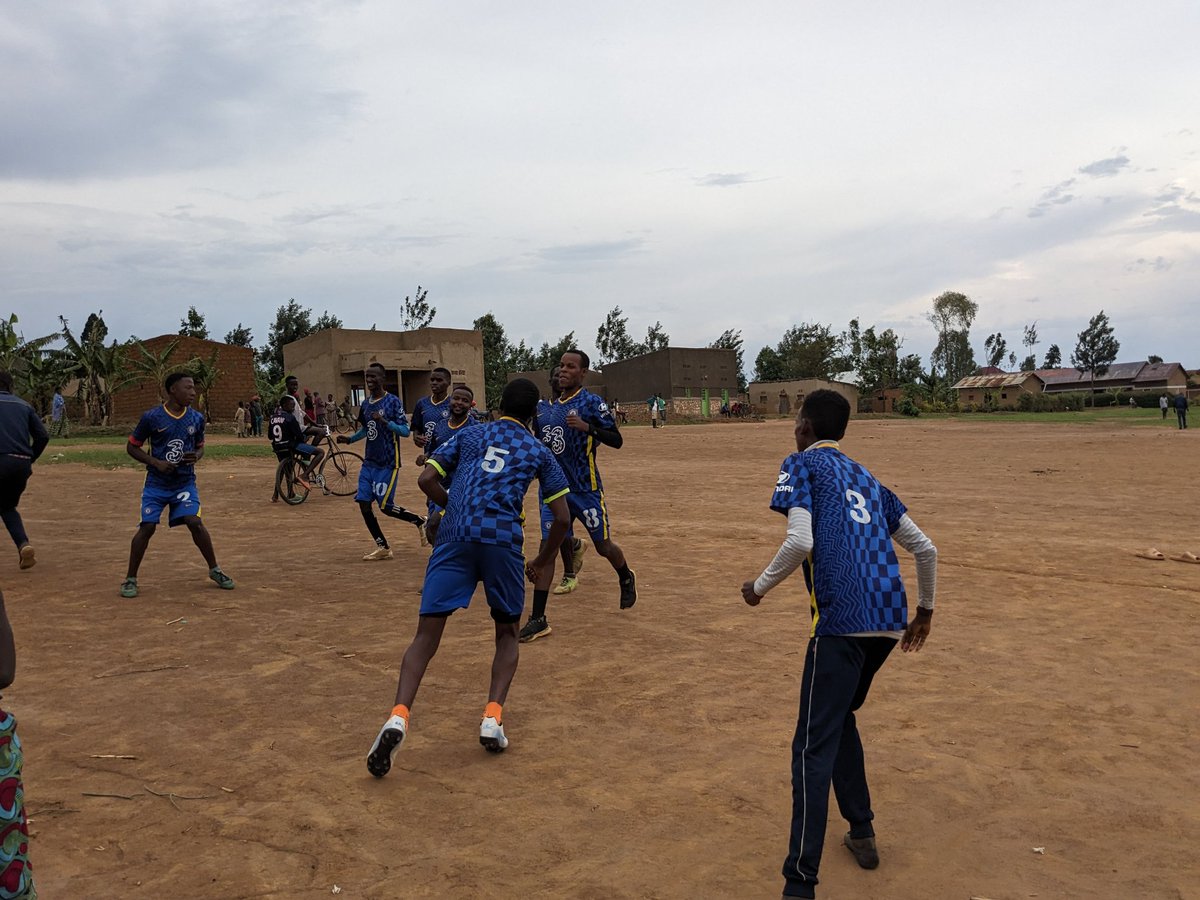 HopevineCast's tweet image. Muri Gahunda ya bye bye vacance na #ZereDropOut Campaign kukibuga cy'Umupira cya Kabeza @NyagatareDistr muri @RwimiyagaSect  harikubera umukino wonkwishyura ikipe y'Urubyiruko ya Nyarupfubire yahuye n'Iya kabeza.
Umukino uheruka warangiye #KABEZA 2_1 #Nyarupfubire!
#SportIslife