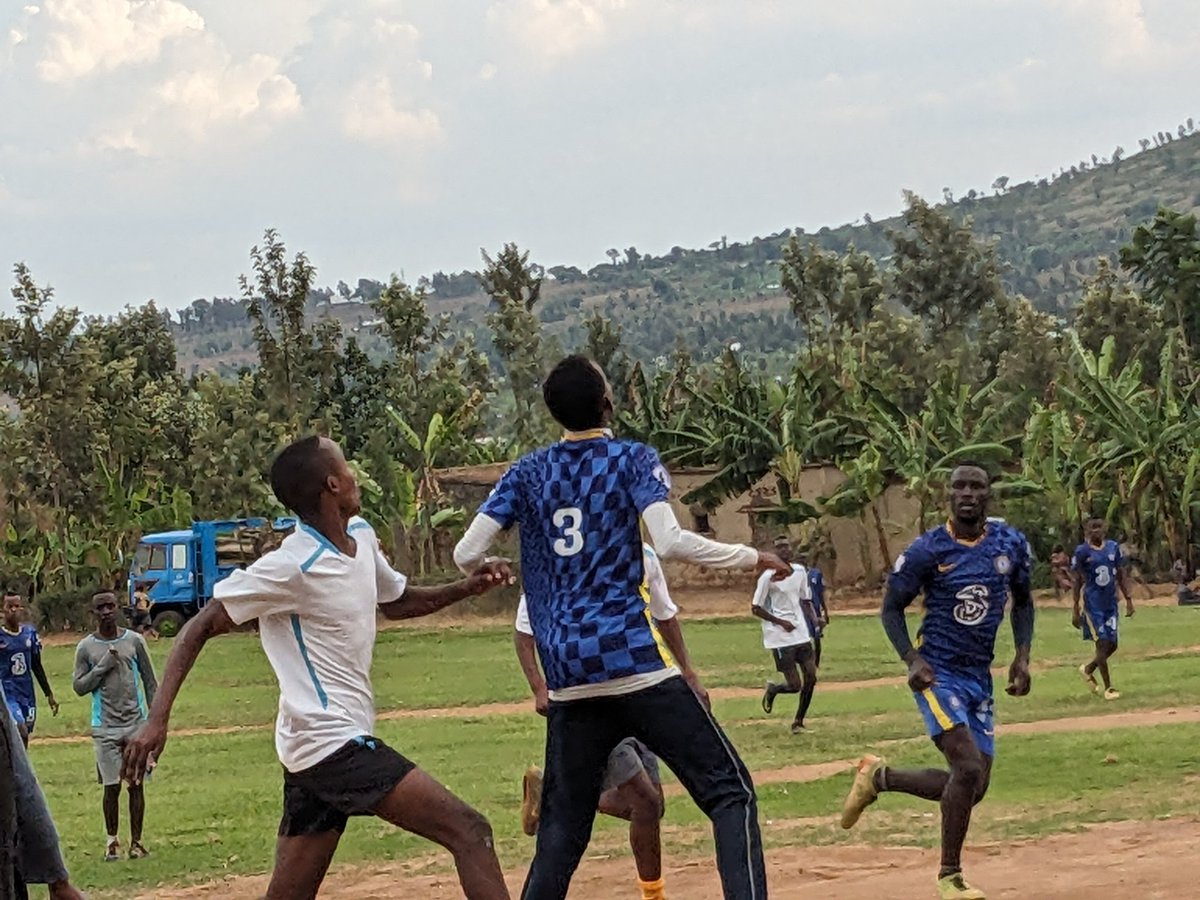 HopevineCast's tweet image. Muri Gahunda ya bye bye vacance na #ZereDropOut Campaign kukibuga cy'Umupira cya Kabeza @NyagatareDistr muri @RwimiyagaSect  harikubera umukino wonkwishyura ikipe y'Urubyiruko ya Nyarupfubire yahuye n'Iya kabeza.
Umukino uheruka warangiye #KABEZA 2_1 #Nyarupfubire!
#SportIslife