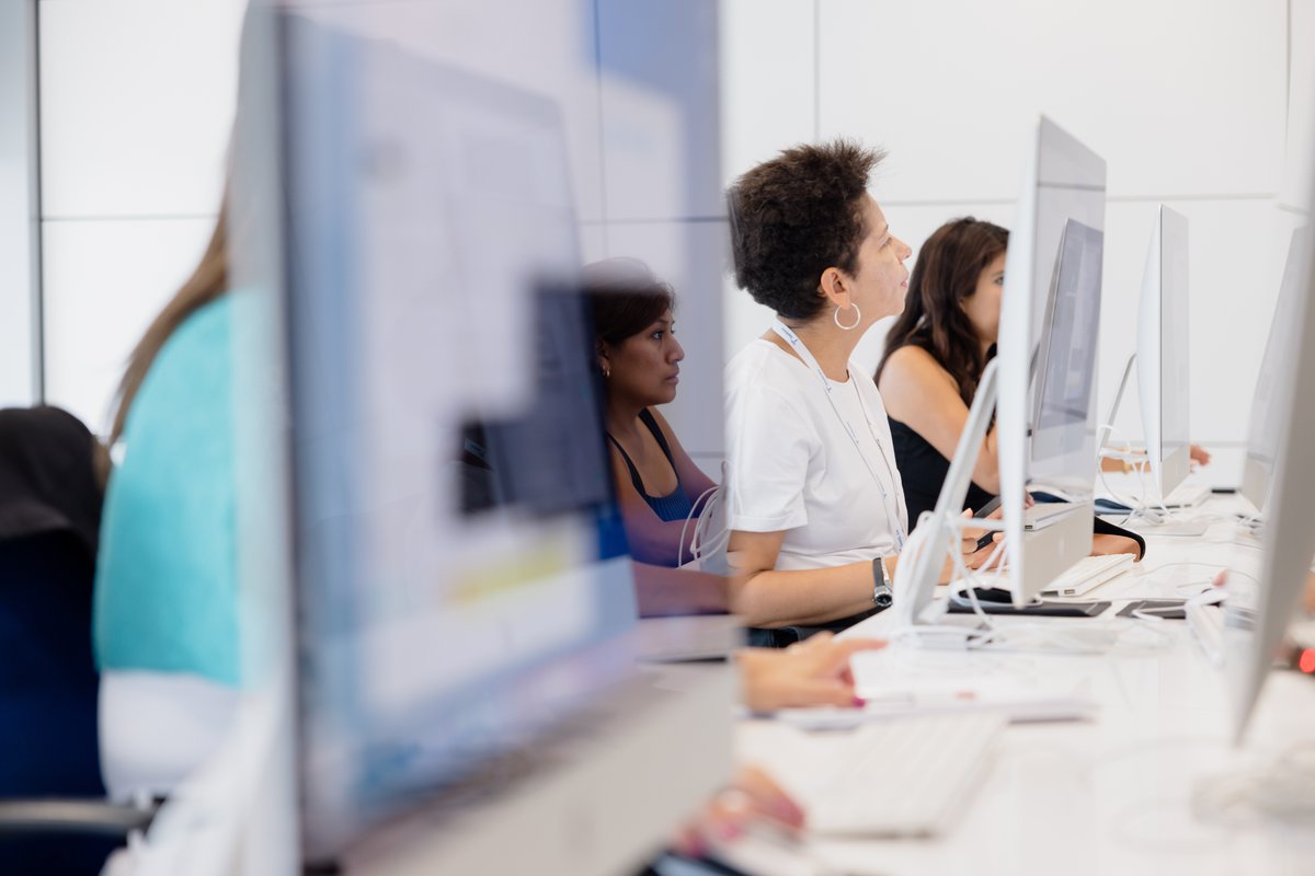 42MadridFTef's tweet image. Hoy, en #42MadridFTef, mujeres que nunca se habían atrevido a programar, se han lanzado sin miedo a este apasionante mundo en nuestro Taller de Iniciación a la #ProgramaciónWeb👩💻💜
¡Y ha sido todo un éxito!💫 Han aprendido y descubierto este mundo juntas 🚀
