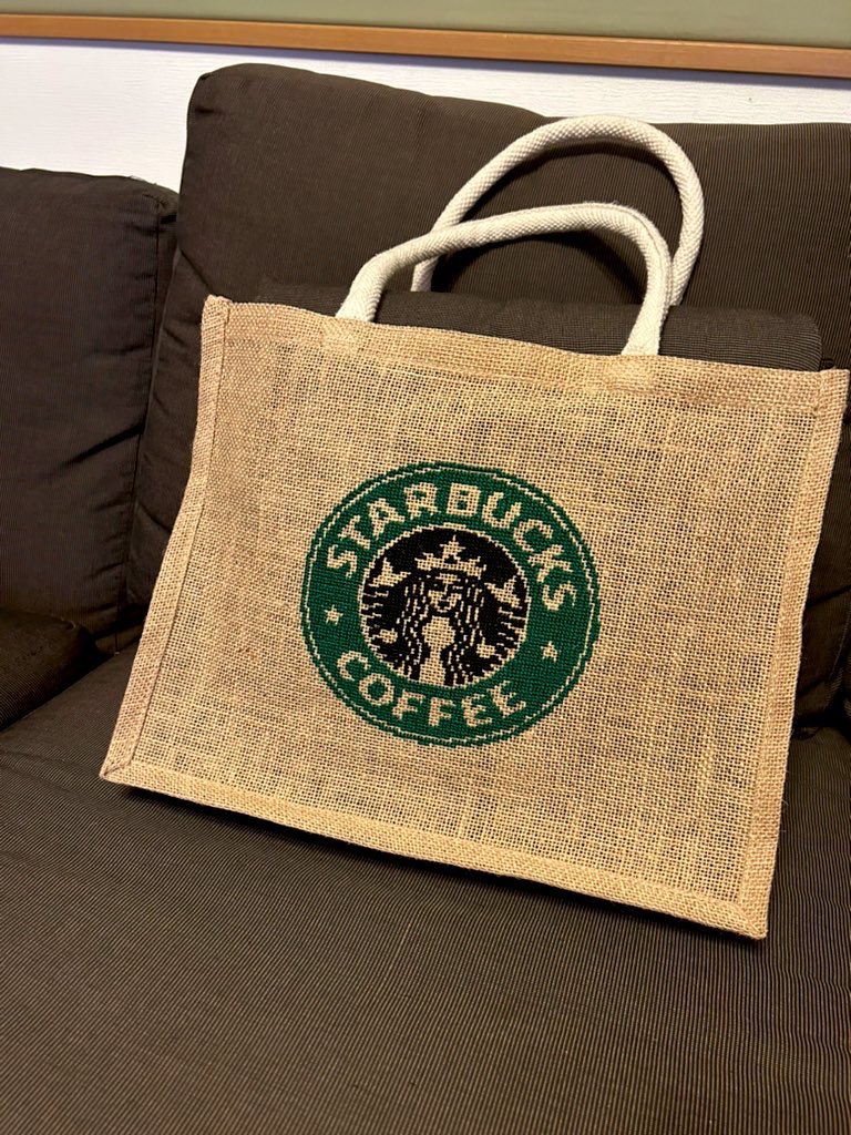 a_stitch_i's tweet photo. スタバのバッグがないなら
作ればいいじゃないと思ったので
作ってみました☕️
#300円の無地バッグ
#あきらかに夏生地なバッグ
#もうすぐ10月　#今更感　#取り掛かりの遅い女　#スタバ　#クロスステッチ　#刺繍 https://t.co/xYMxIcgihR