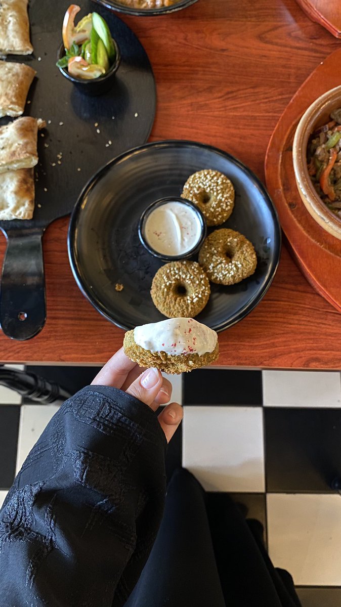 تليل | <a href="/taleel_sa/">مطعم تليل</a> 😍

صارو يقدمون فطور، أبدعو بالأطباق والأسعار خيالية ممتازة وترا عندهم بارتشن وجلسات دورين مكان هادي وجميل، المناقيش لذيذة والكبدة ممتازة، يقدم الفطور من الساعه ٥ صباحًا 🤍

القدس 📍
maps.app.goo.gl/8a9N9yyKJpHHu1…