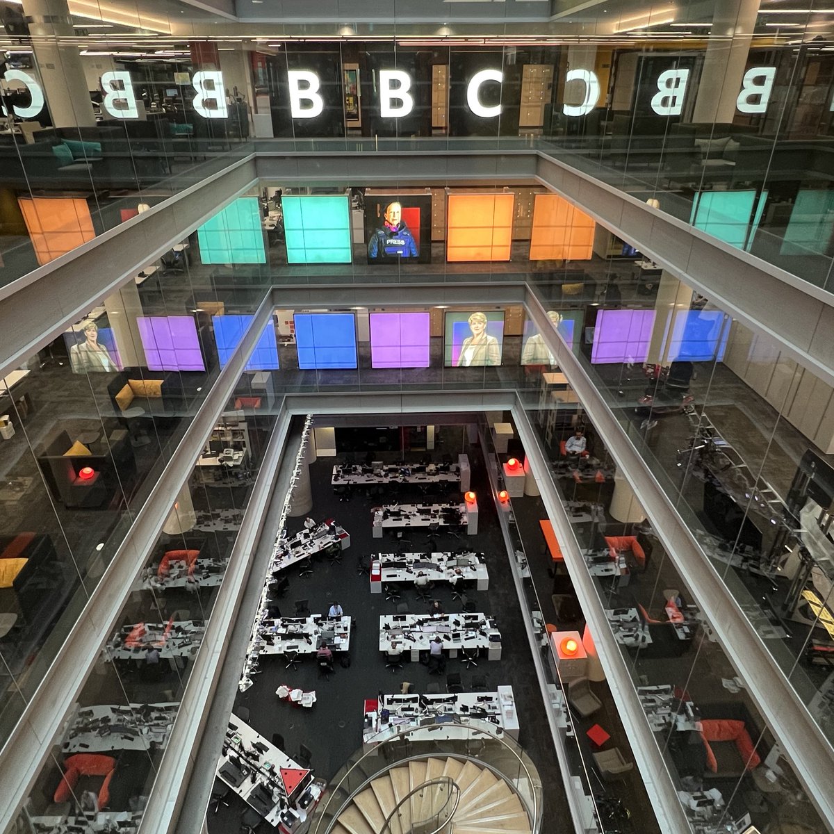 A little life update from me!

My new commute is to BBC HQ in London 👇

I’ll be working on @BBCWorldService and <a href="/BBCRadio4/">BBC Radio 4</a>, covering breaking stories from across the globe 🌍 

Plus, I’ll be completing the UK’s professional senior journalism qualification at the same time!