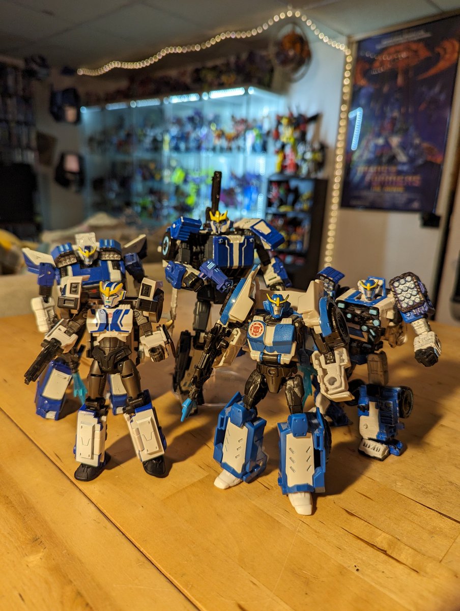SwittCraft's tweet photo. Official Strongarm has now joined my #Strongarmy with the rest of the gals. I will say I like her a lot more in hand now, but her head STILL is a smidge smaller than my tastes. Her alt mode is spot on for the character just comes in so much smaller than I thought it would. (3/3) https://t.co/BpT1MdzXay