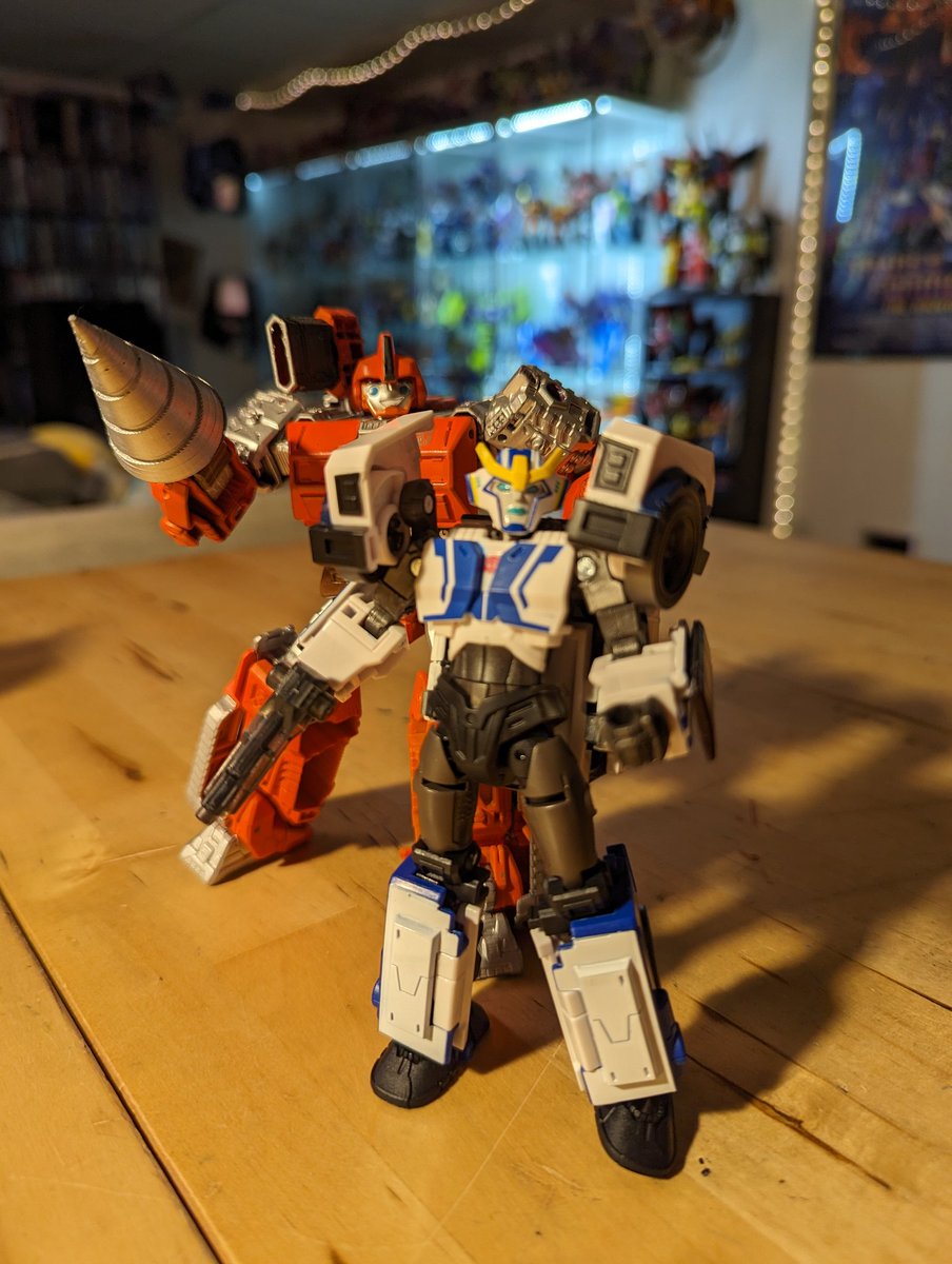 SwittCraft's tweet photo. Official Strongarm has now joined my #Strongarmy with the rest of the gals. I will say I like her a lot more in hand now, but her head STILL is a smidge smaller than my tastes. Her alt mode is spot on for the character just comes in so much smaller than I thought it would. (3/3) https://t.co/BpT1MdzXay