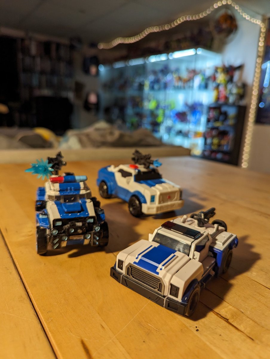 SwittCraft's tweet photo. Official Strongarm has now joined my #Strongarmy with the rest of the gals. I will say I like her a lot more in hand now, but her head STILL is a smidge smaller than my tastes. Her alt mode is spot on for the character just comes in so much smaller than I thought it would. (3/3) https://t.co/BpT1MdzXay