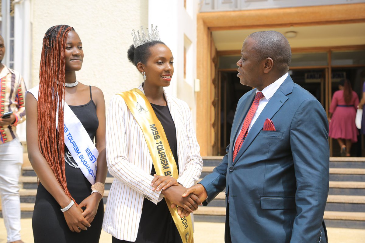 awamala33's tweet photo. Nsisinkanye bannalulungi mu Buganda olwaleero netwogera ku nsonga z’ebyobulambuzi n’ennono. Mbakubirizza okuba abasaale mukutumbula empisa mu Buganda.@BugandaOfficial @TourBugandaUG https://t.co/U4r66AyqIP